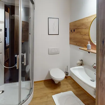 Crown Living - Fuer 2 Personen - Sitzplatz Auf Der Terrasse - Kostenloser Parkplatz - Self Check-in *