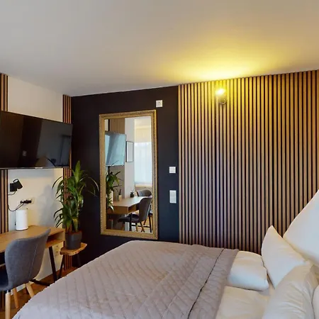 Crown Living - Fuer 2 Personen - Sitzplatz Auf Der Terrasse - Kostenloser Parkplatz - Self Check-in * Dornbirn