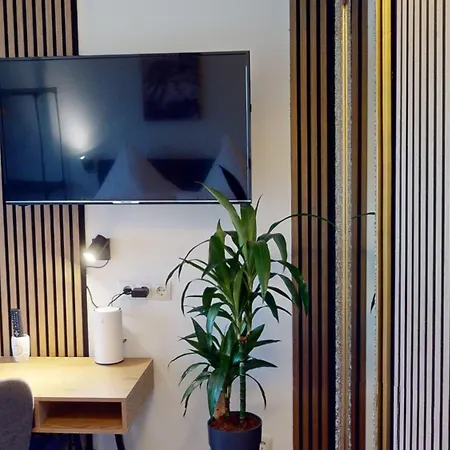 Crown Living - Für 2 Personen - Sitzplatz Auf Der Terrasse - Kostenloser Parkplatz - Self Check-in Apartment