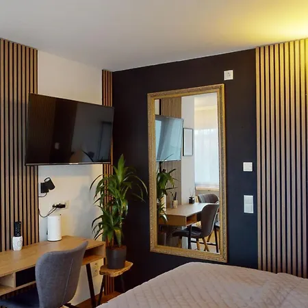 Apartment Crown Living - Für 2 Personen - Sitzplatz Auf Der Terrasse - Kostenloser Parkplatz - Self Check-in *