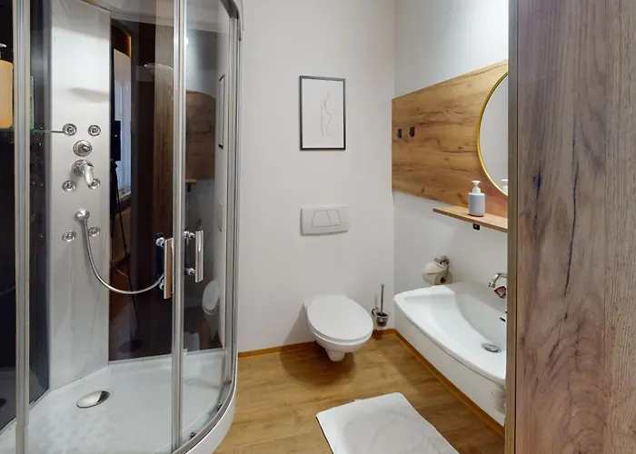 Crown Living - Fuer 2 Personen - Sitzplatz Auf Der Terrasse - Kostenloser Parkplatz - Self Check-in *