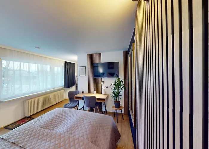 Crown Living - Fuer 2 Personen - Sitzplatz Auf Der Terrasse - Kostenloser Parkplatz - Self Check-in