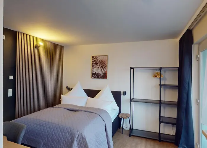 Crown Living - Fuer 2 Personen - Sitzplatz Auf Der Terrasse - Kostenloser Parkplatz - Self Check-in *