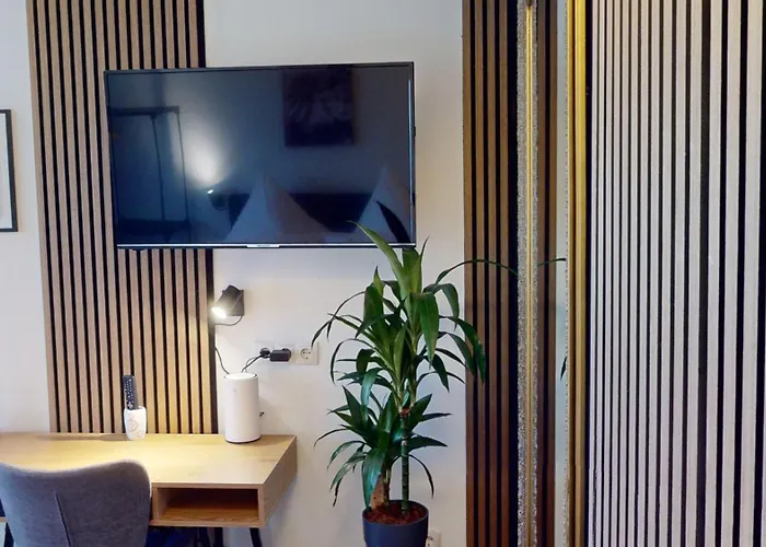 Crown Living - Fuer 2 Personen - Sitzplatz Auf Der Terrasse - Kostenloser Parkplatz - Self Check-in Apartmán